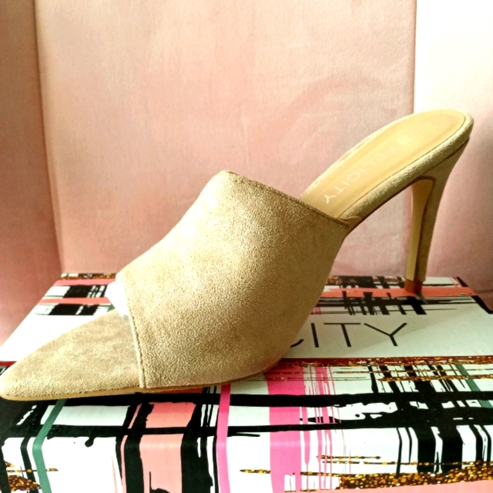 Mules Nude